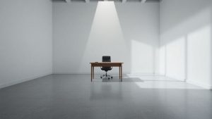 Birou gol, lumină puternică, umbre lungi.